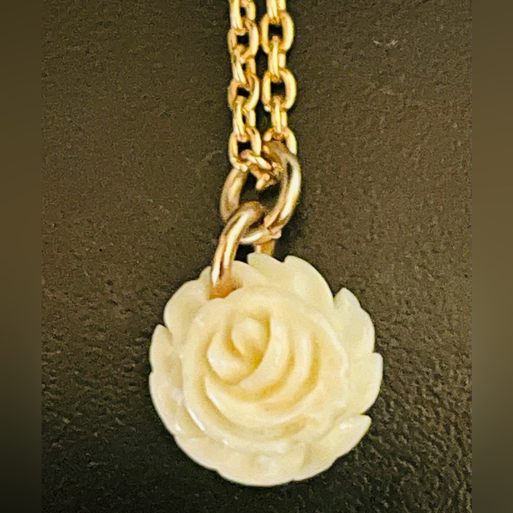 🔴Bundle of Two Gold Tone Necklaces - Picture 7 of 10